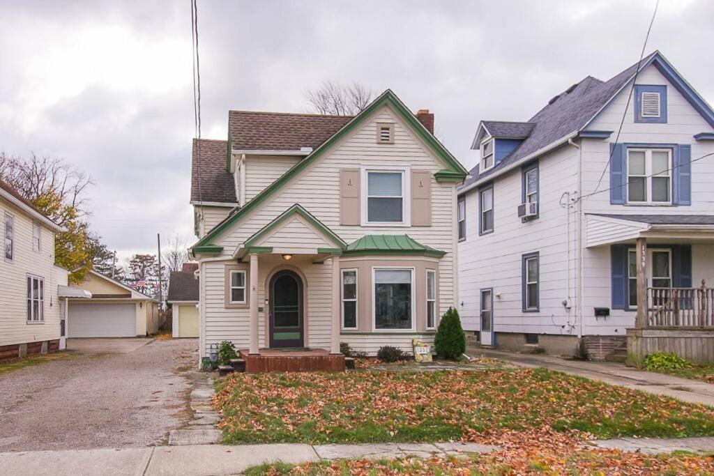 Lakeside Home In Lorain Bagian luar foto